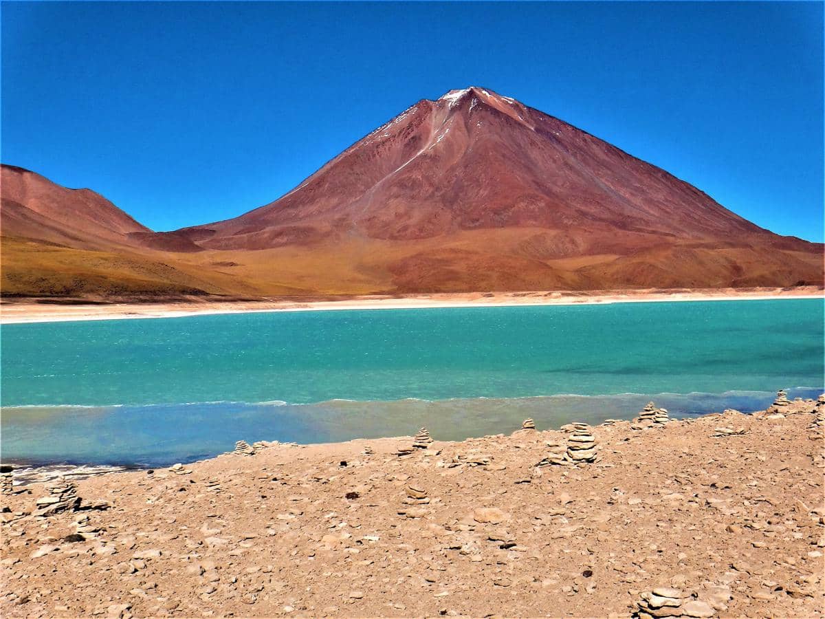 warna hijau Laguna Verde berasal dari kandungan mineral yang juga bersifat beracun.