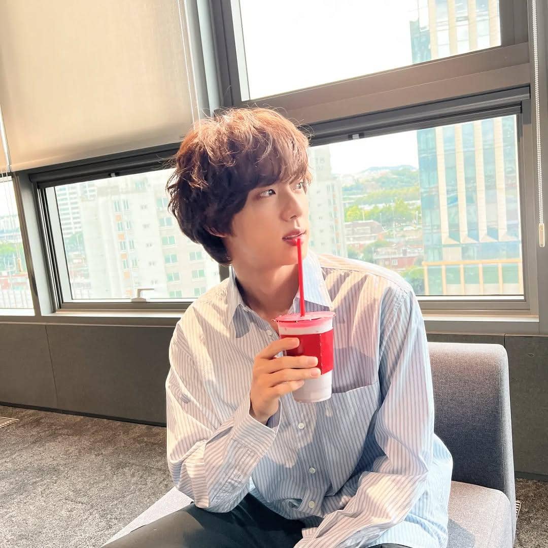 inspirasi cozy outfit ala Jin BTS