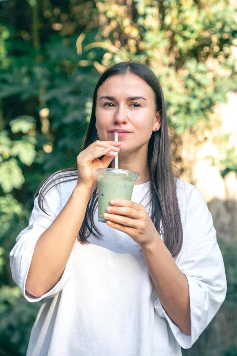 ilustrasi seorang wanita yang sedang minum matcha 