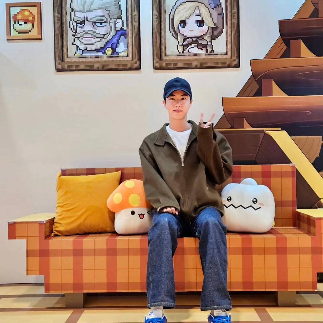 inspirasi cozy outfit ala Jin BTS