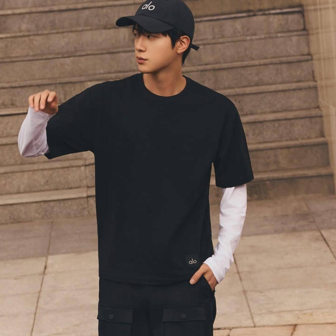 inspirasi cozy outfit ala Jin BTS