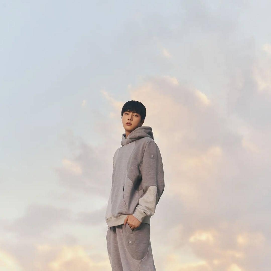 inspirasi cozy outfit ala Jin BTS