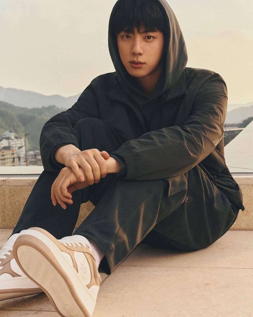 inspirasi cozy outfit ala Jin BTS