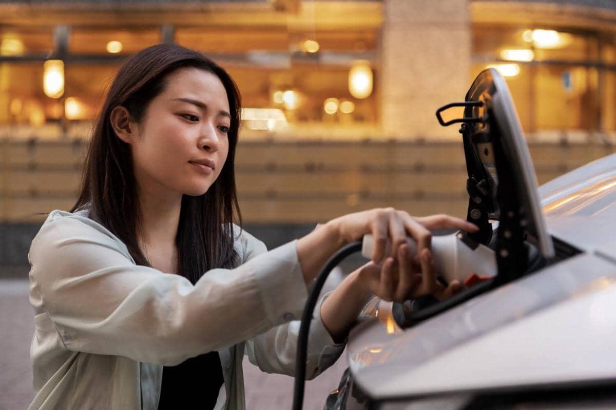 ilustrasi charging atau pengisian daya mobil listrik