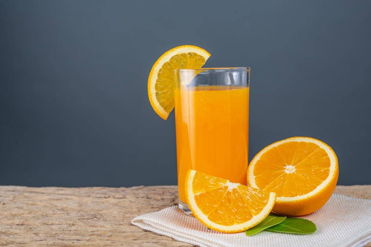 Ilustrasi MInuman Segar di Musim Panas 