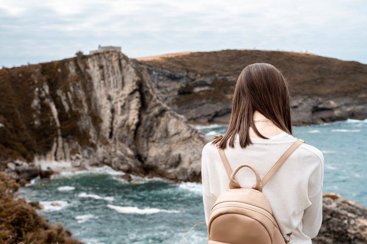 ilustrasi solo traveling ke pantai