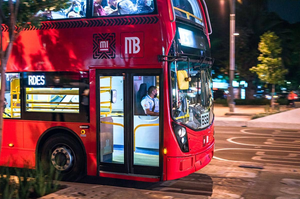 ilustrasi transportasi umum bus di malam hari