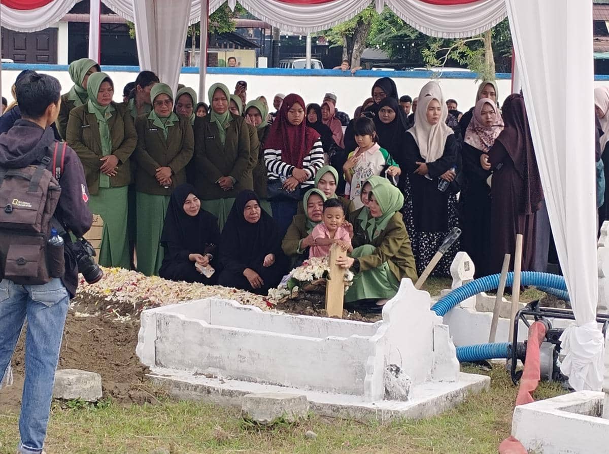 Ratapan Keluarga Melepas Kepergian Kopda Rico di Makam Pahlawan