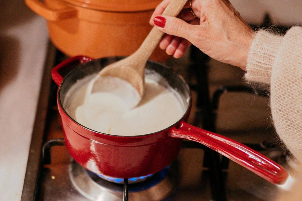 ilustrasi membuat muhallebi (pexels.com/furkanfdemir)