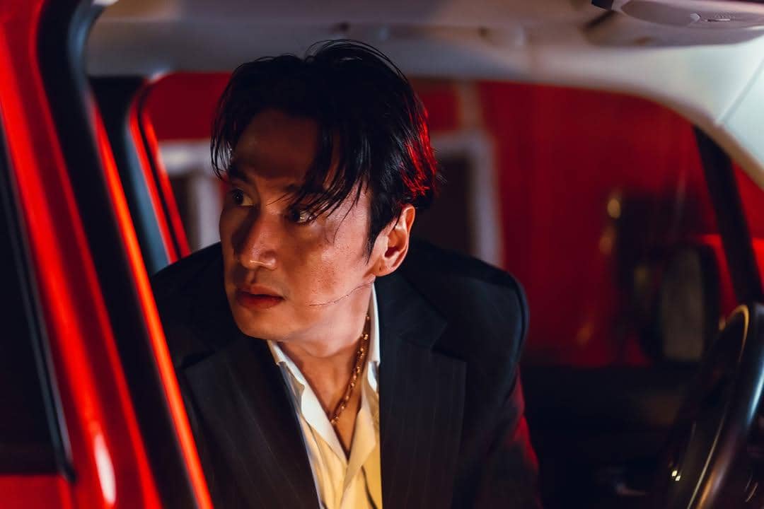 Park Ho Cheol (Lee Kwang Soo) dalam drakor Gold Land 