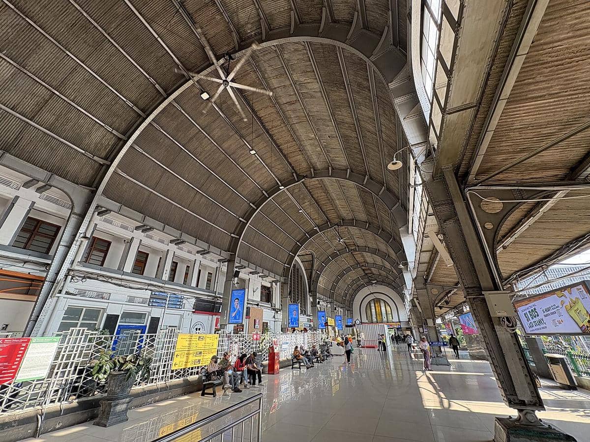 Aula utama Stasiun Jakarta Kota. Ini adalah contoh penting arsitektur kolonial Belanda, yang menampilkan langit-langit berkubah besar dan elemen art deco.