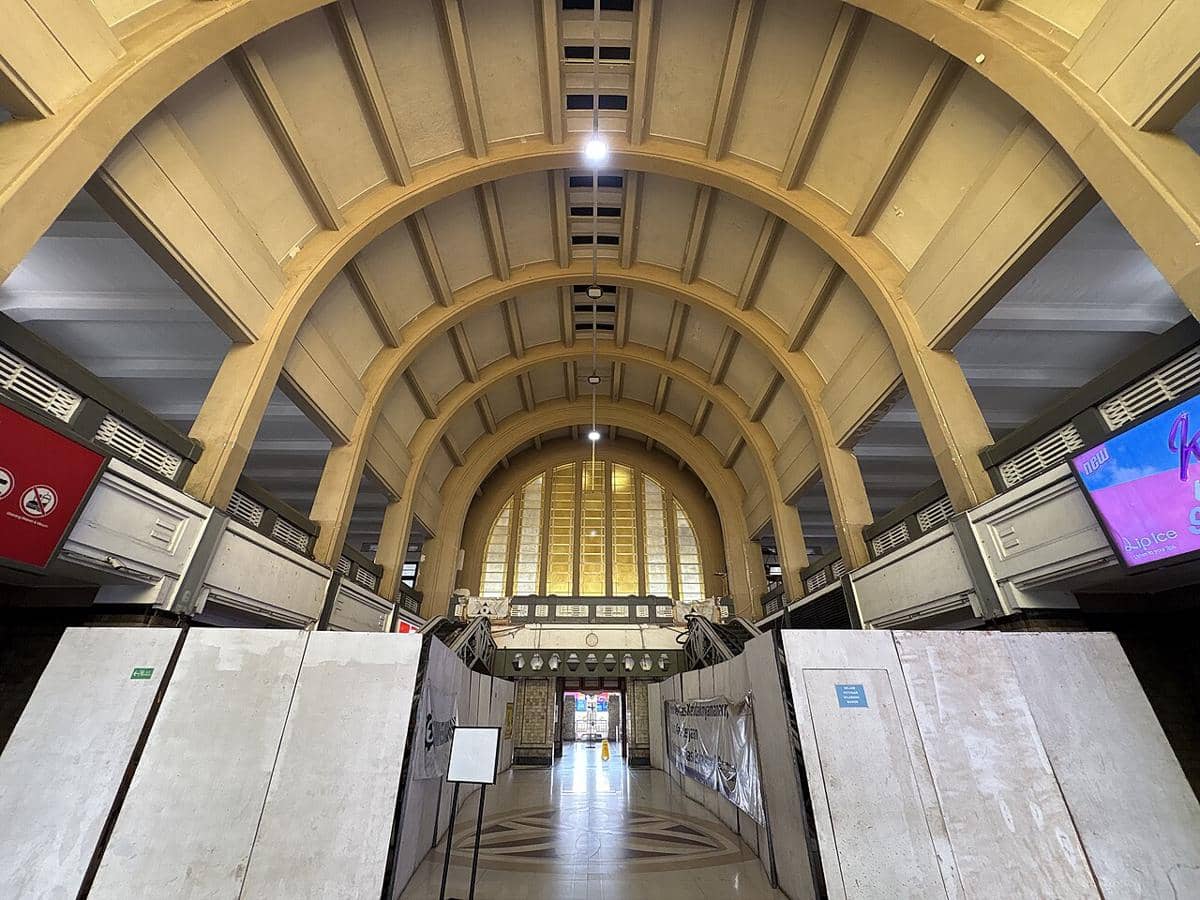 Aula utama Stasiun Jakarta Kota. Ini adalah contoh penting arsitektur kolonial Belanda, yang menampilkan langit-langit berkubah besar dan elemen art deco.
