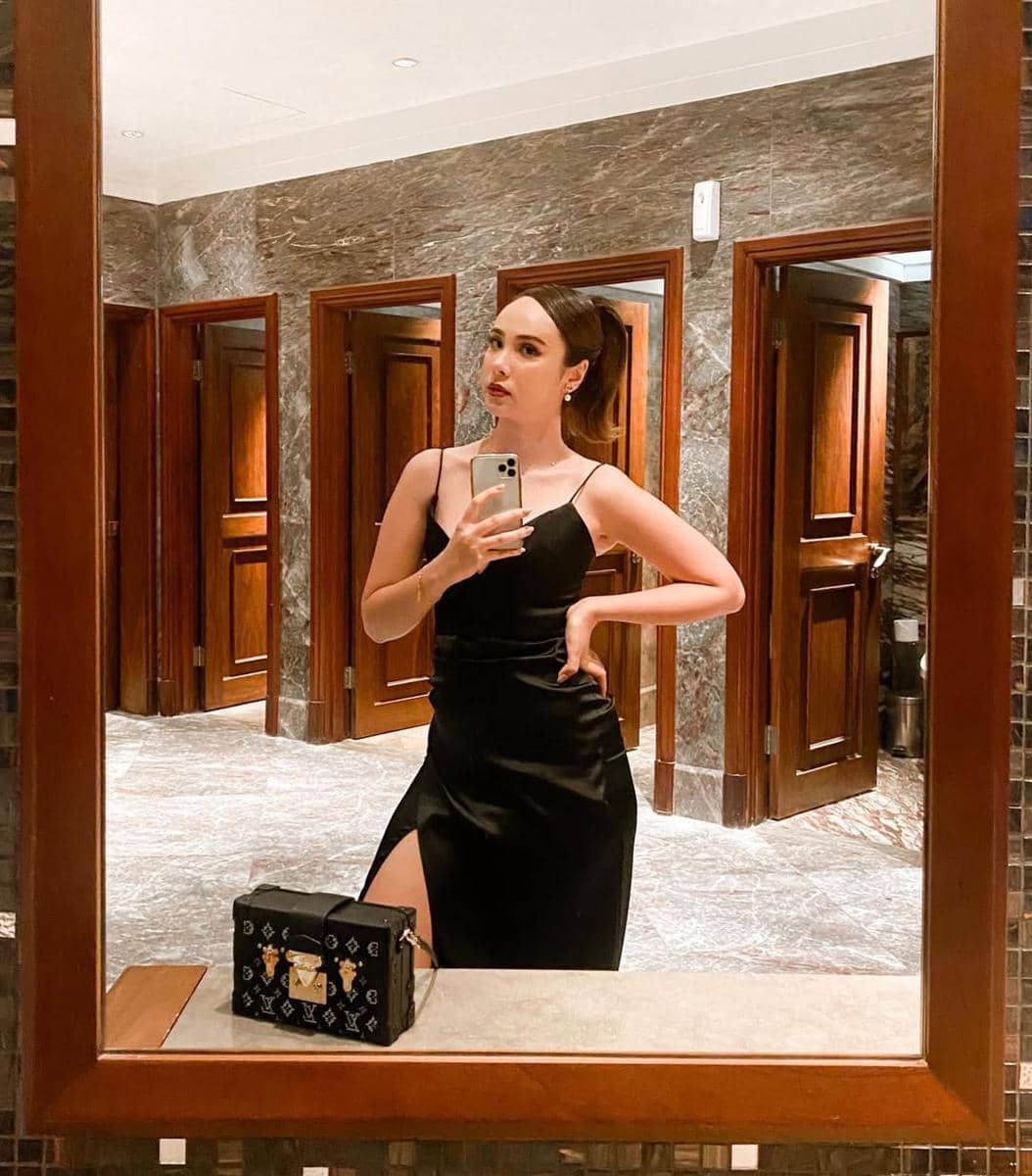 inspirasi gaya rambut simpel ala Pamela Bowie 