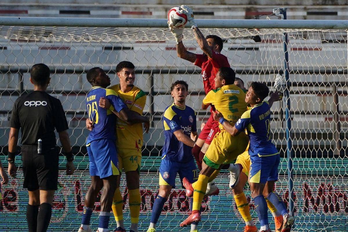 Persebaya menang 4-0 atas Arema FC dalam Derby Jatim yang panas.