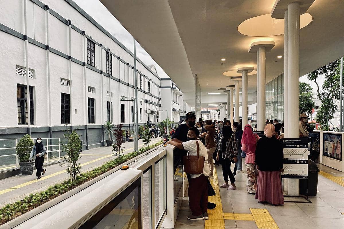 Pemandangan di stasiun BRT Kota Transjakarta di Jakarta, Indonesia. Stasiun ini berfungsi sebagai pusat transportasi utama, mengintegrasikan sistem bus Transjakarta dengan Stasiun Kereta Api Jakarta Kota yang berada tepat di sebelahnya.
