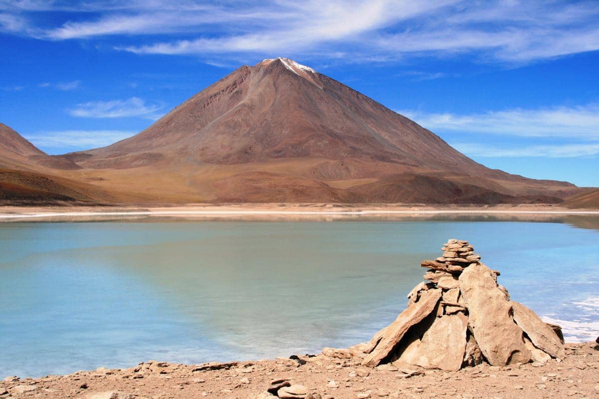 kombinasi warna dan lanskap membuat Laguna Verde menjadi objek fotografi yang menarik.