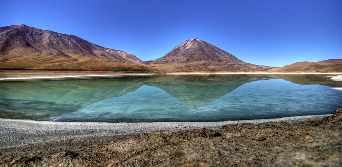kandungan mineral membuat air Laguna Verde tetap cair meski suhu sangat rendah.