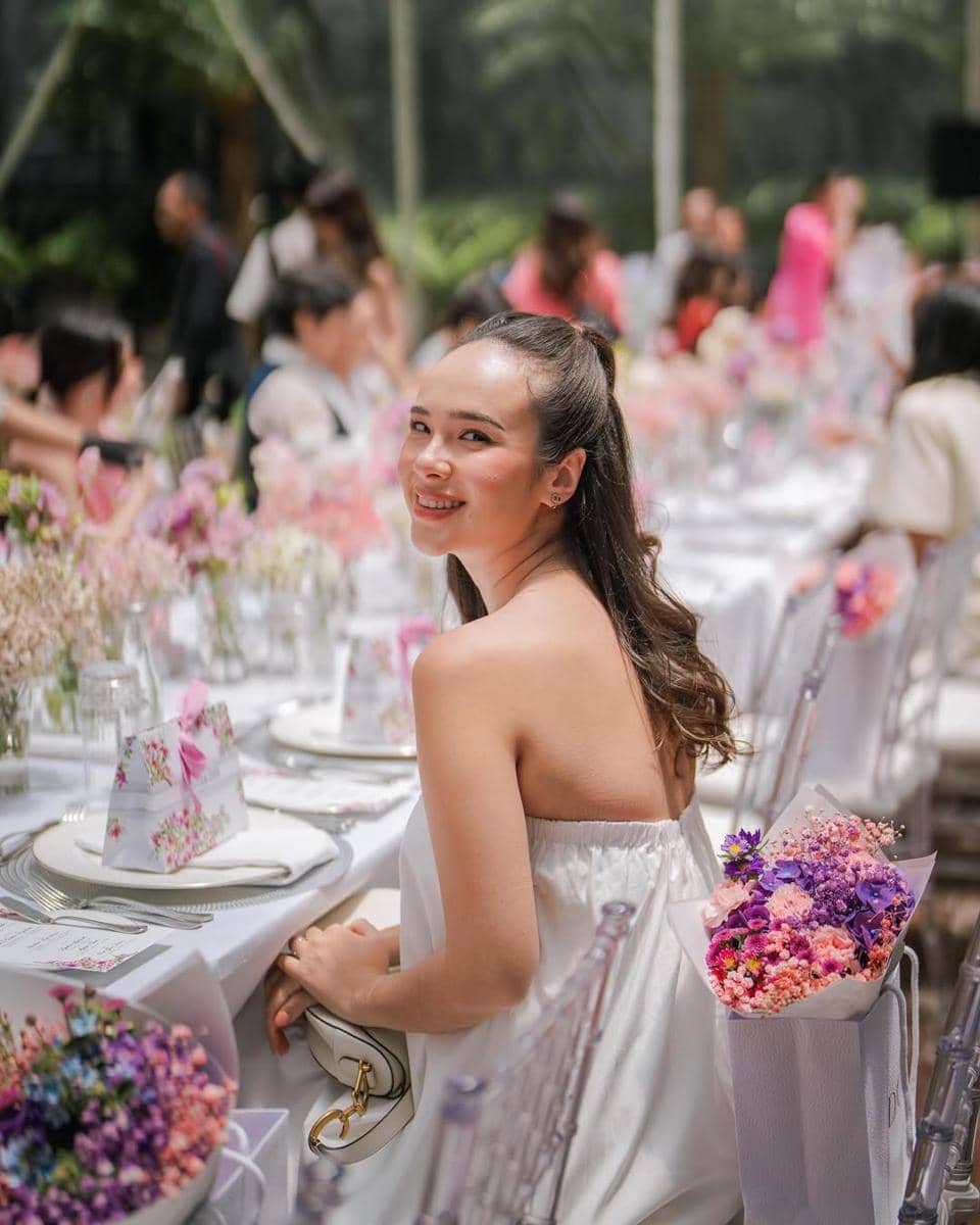 inspirasi gaya rambut simpel ala Pamela Bowie