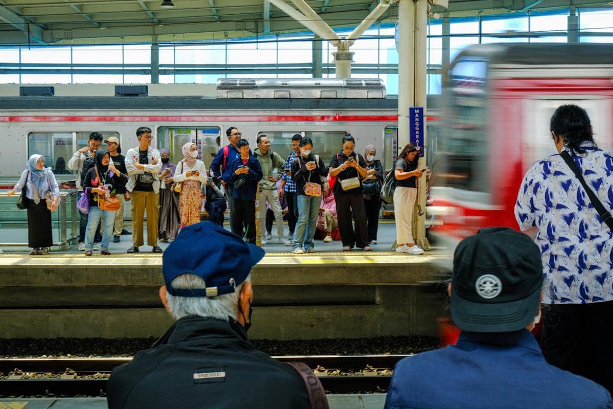 ilustrasi penumpang KRL