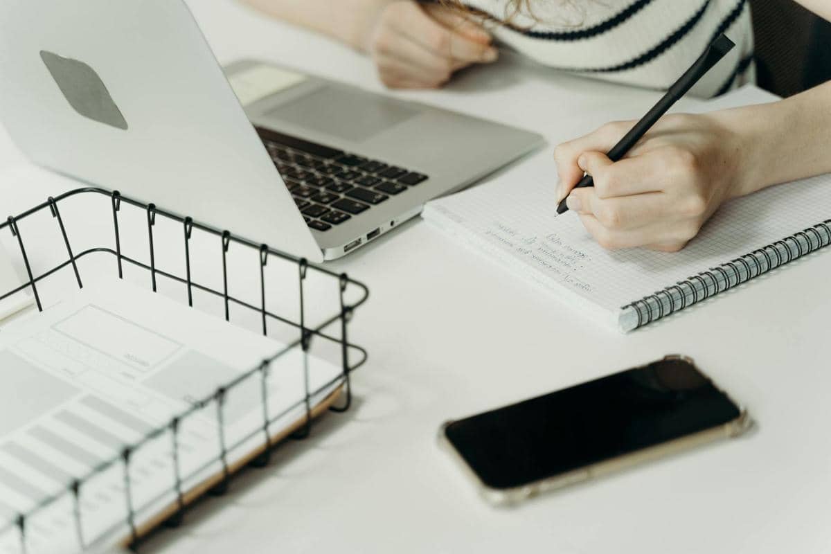 kondisi meja kerja di kantor yang rapi 