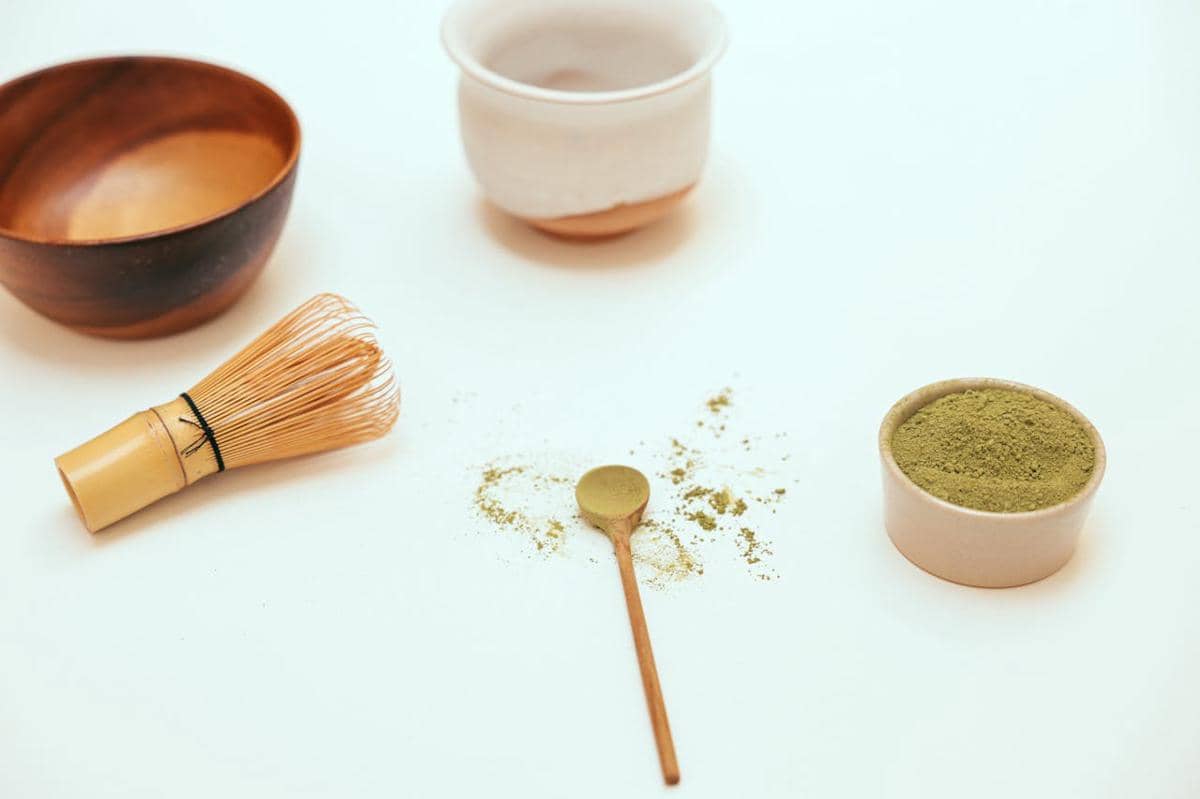ilustrasi pure matcha yang akan diseduh 