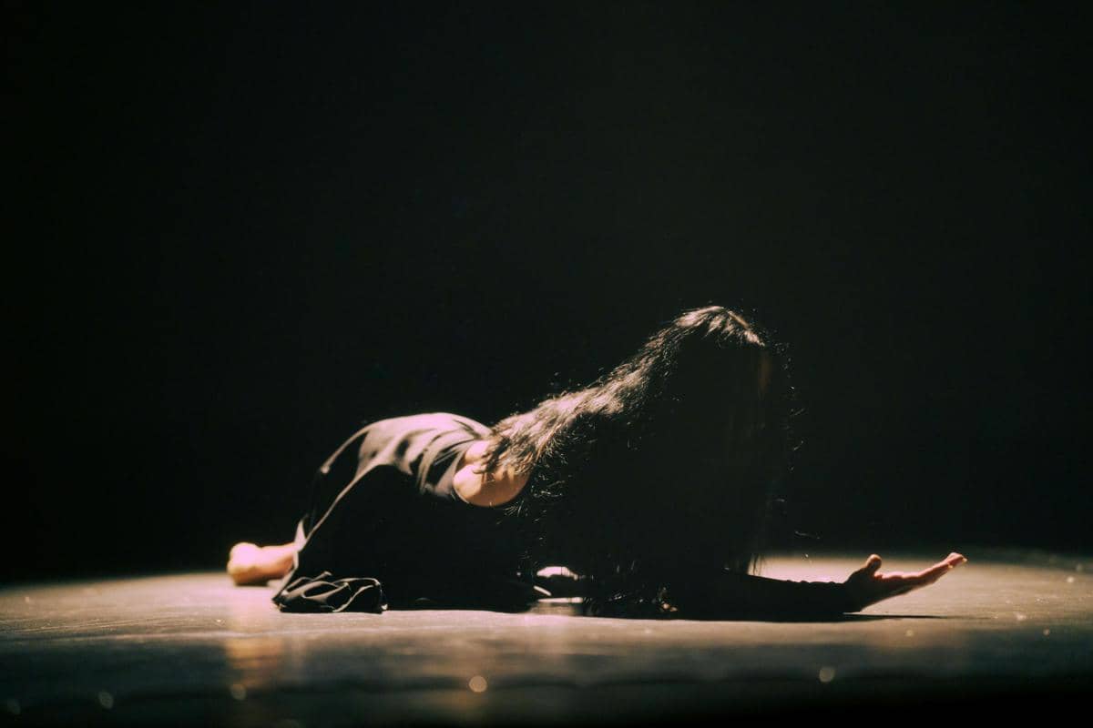 Ilustrasi seorang aktor pada sebuah pertunjukan teater