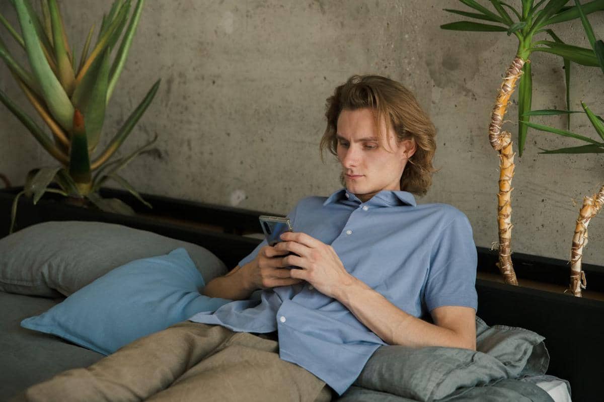 5 Tipe MBTI Cowok yang Paling Betah Menghabiskan Waktu di Rumah