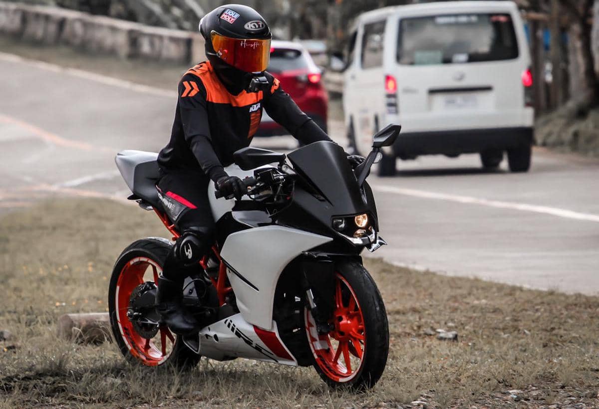 ilustrasi mengendarai motor sport