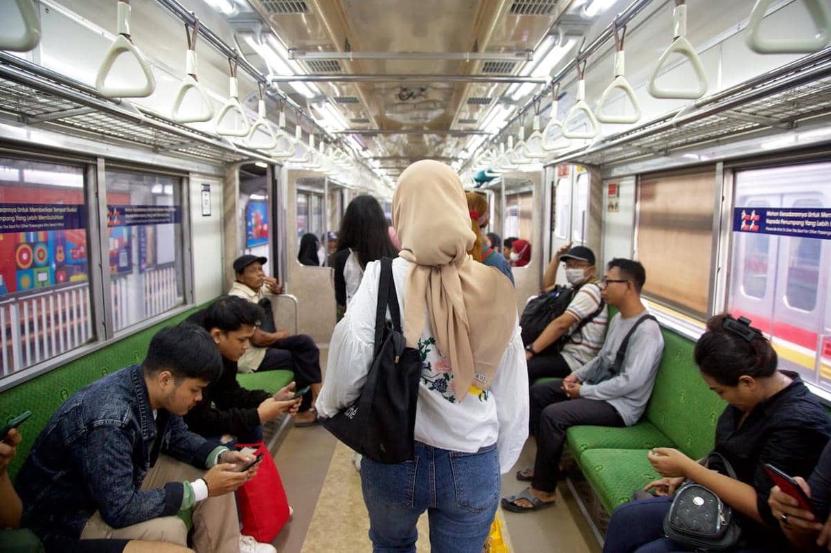 Apa yang Terjadi jika Kereta Khusus Perempuan Dipindahkan ke Tengah?