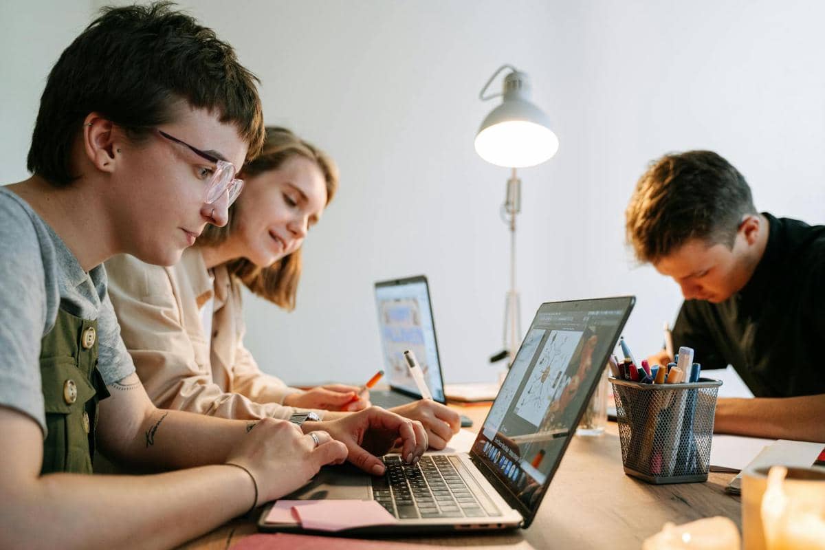 pekerja kantor yang menggunakan laptop