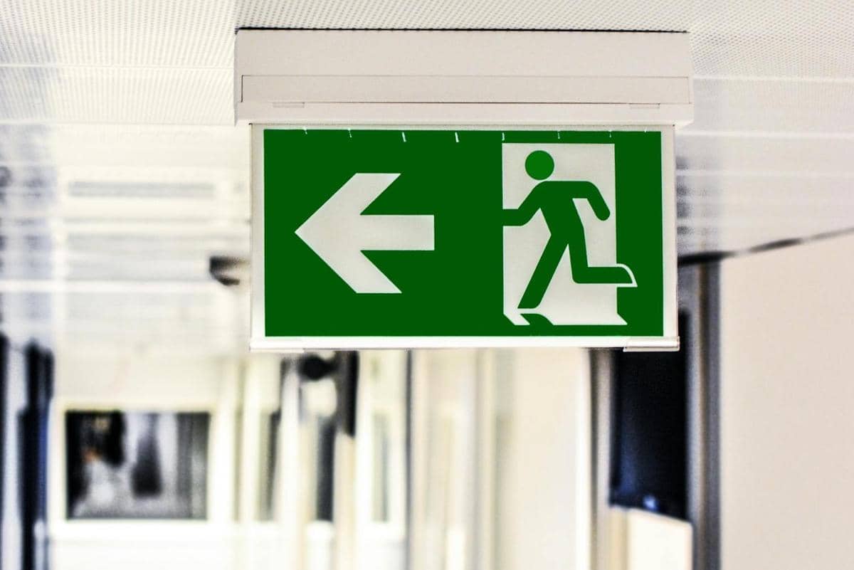tanda jalur evakuasi di kantor  