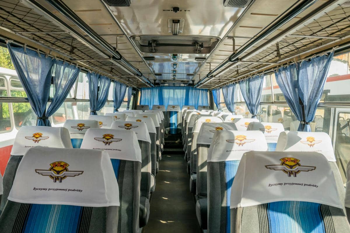 Ilustrasi interior bus dengan kursi penumpang.