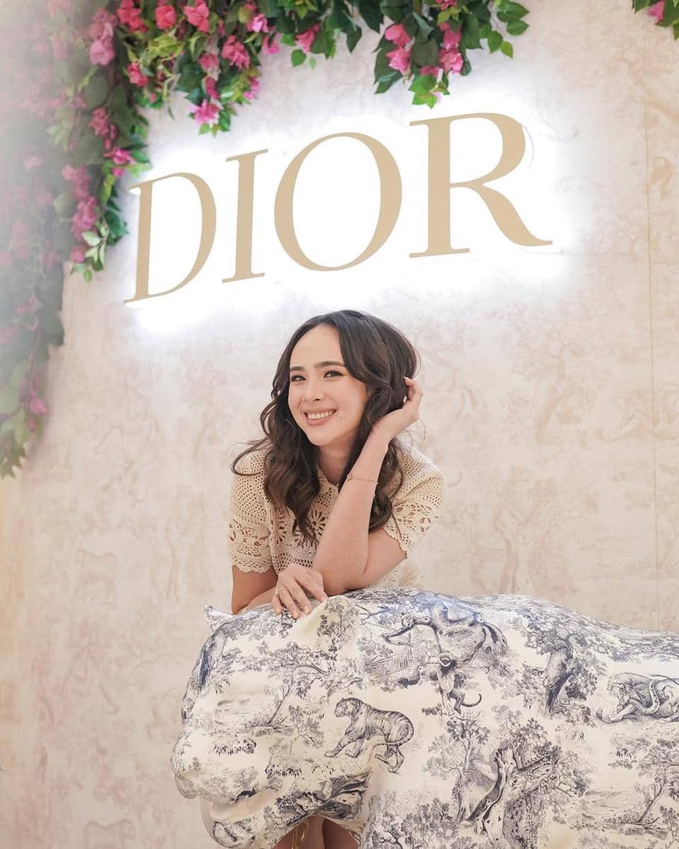 inspirasi gaya rambut simpel ala Pamela Bowie 