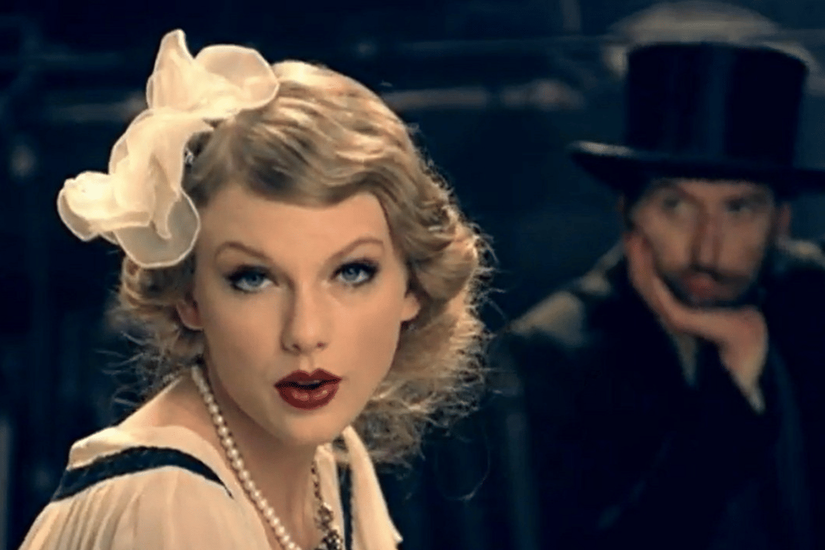 Taylor Swift dalam musik video "Mean"