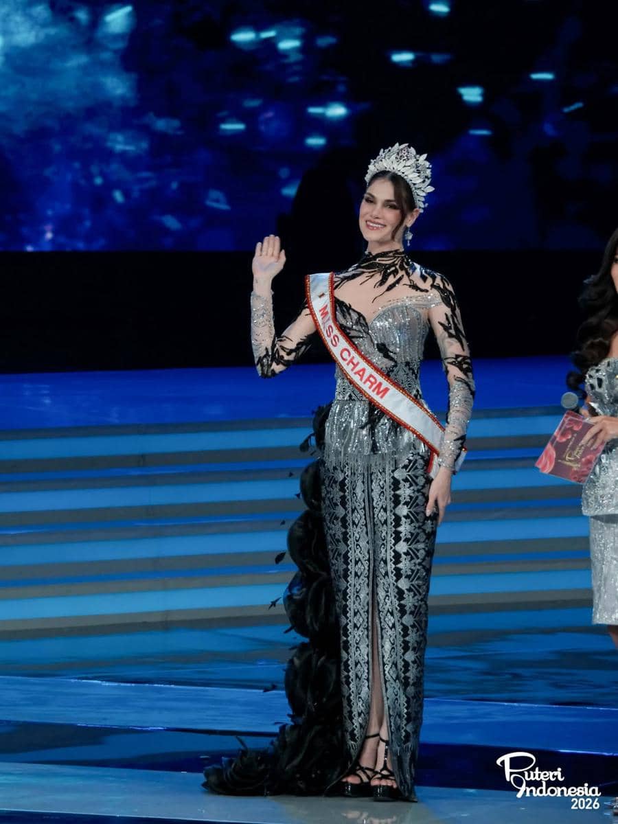 Ratu dunia mengenakan kebaya di malam final Puteri Indonesia 2026