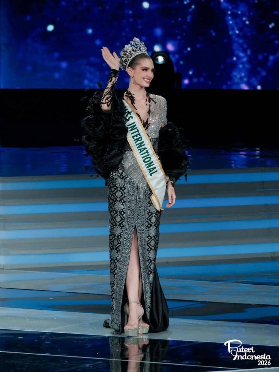 Ratu dunia mengenakan kebaya di malam final Puteri Indonesia 2026