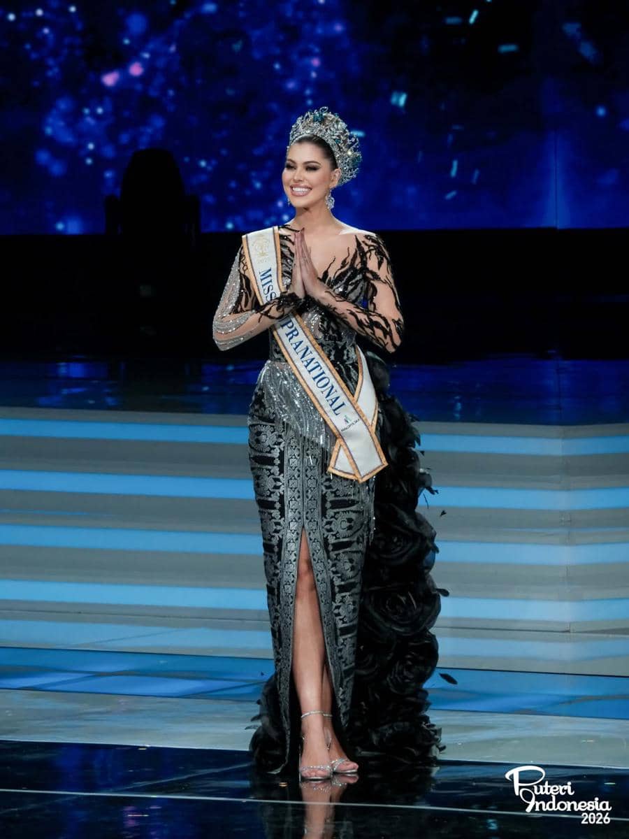 Ratu dunia mengenakan kebaya di malam final Puteri Indonesia 2026