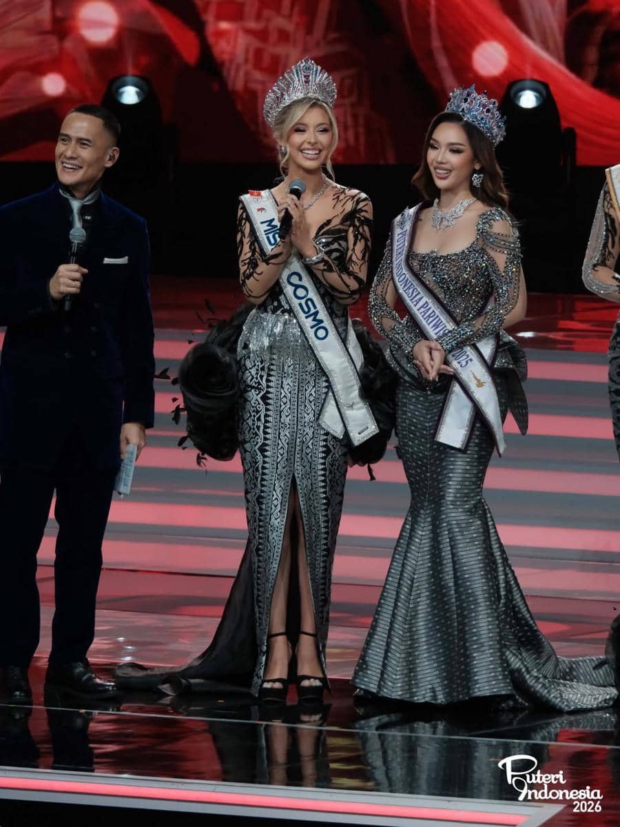 Ratu dunia mengenakan kebaya di malam final Puteri Indonesia 2026
