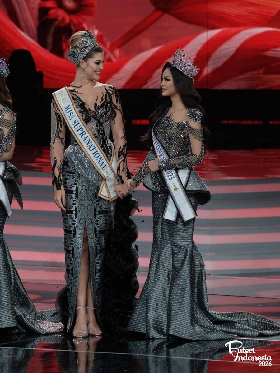 Ratu dunia mengenakan kebaya di malam final Puteri Indonesia 2026