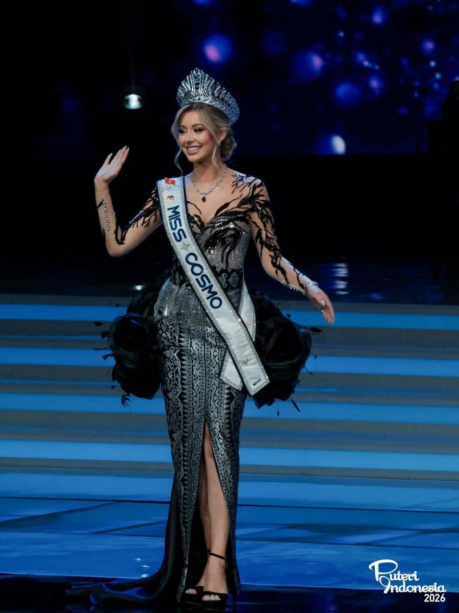 Ratu dunia mengenakan kebaya di malam final Puteri Indonesia 2026