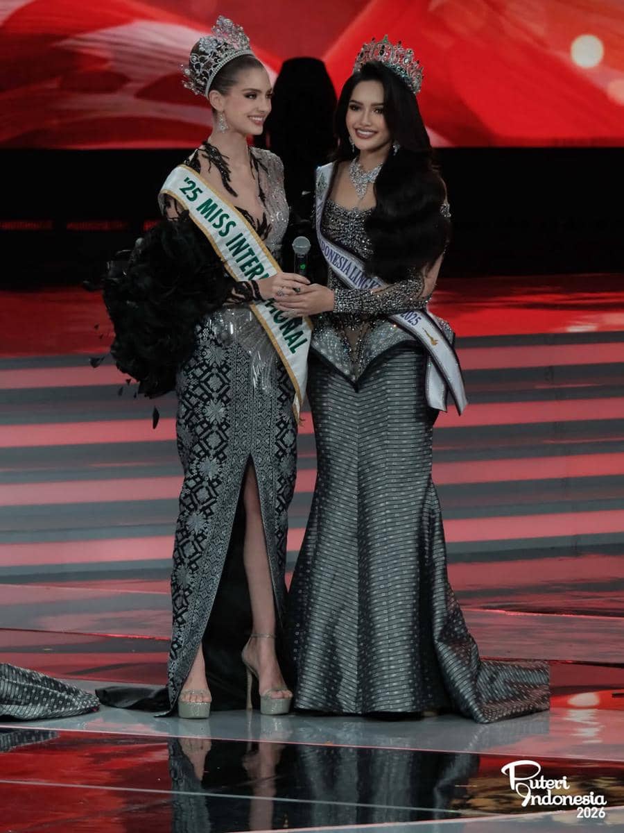 Ratu dunia mengenakan kebaya di malam final Puteri Indonesia 2026