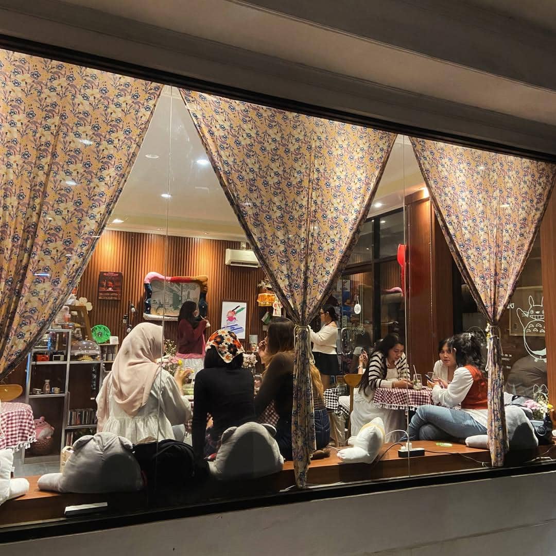 suasana di Himawari Tea and Coffee (instagram.com/himawari_social)