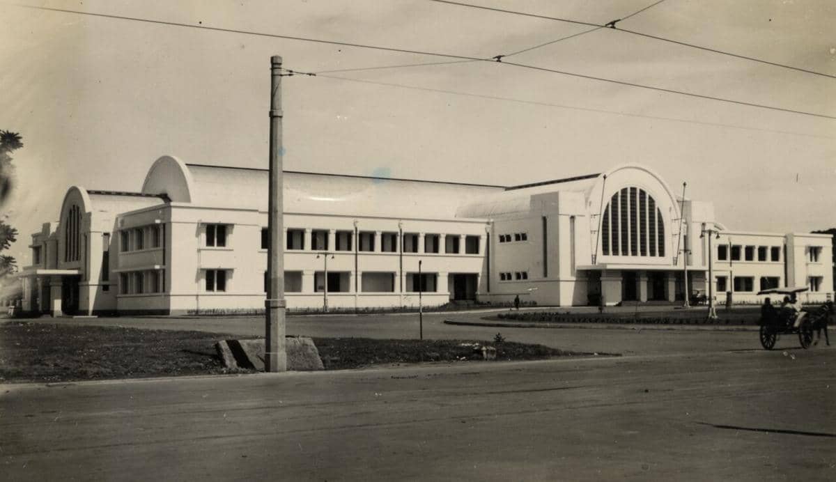 Stasiun Kereta Api Jakarta Kota, juga dikenal sebagai Stasiun Beos, yang terletak di kawasan Kota Tua, Jakarta, Indonesia. Foto ini mengabadikan stasiun tersebut pada awal abad ke-20, kemungkinan tak lama setelah peresmiannya pada tahun 1929.