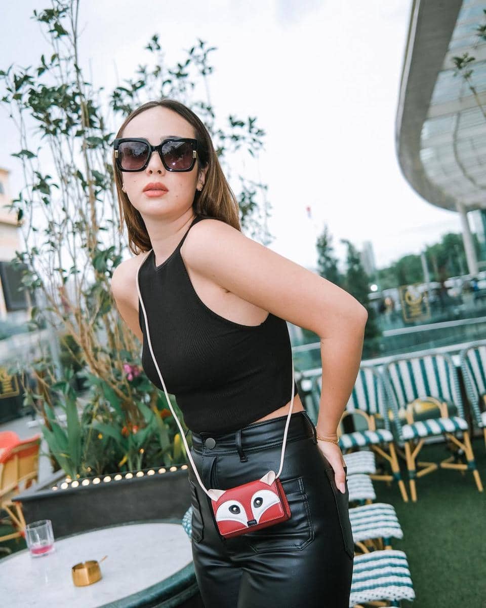 inspirasi gaya rambut simpel ala Pamela Bowie 