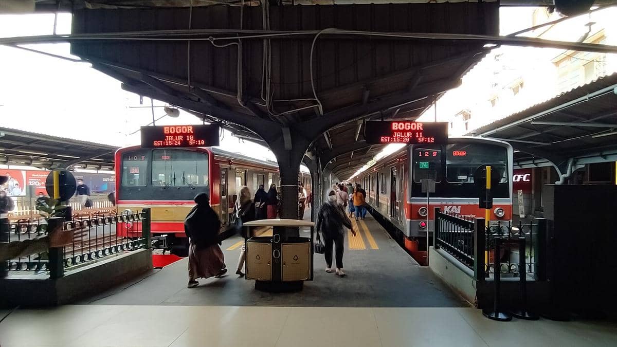 Pemandangan di Stasiun Jakarta Kota. Dua kereta KRL Commuter Line tujuan Bogor berada di peron yang bersebelahan.
