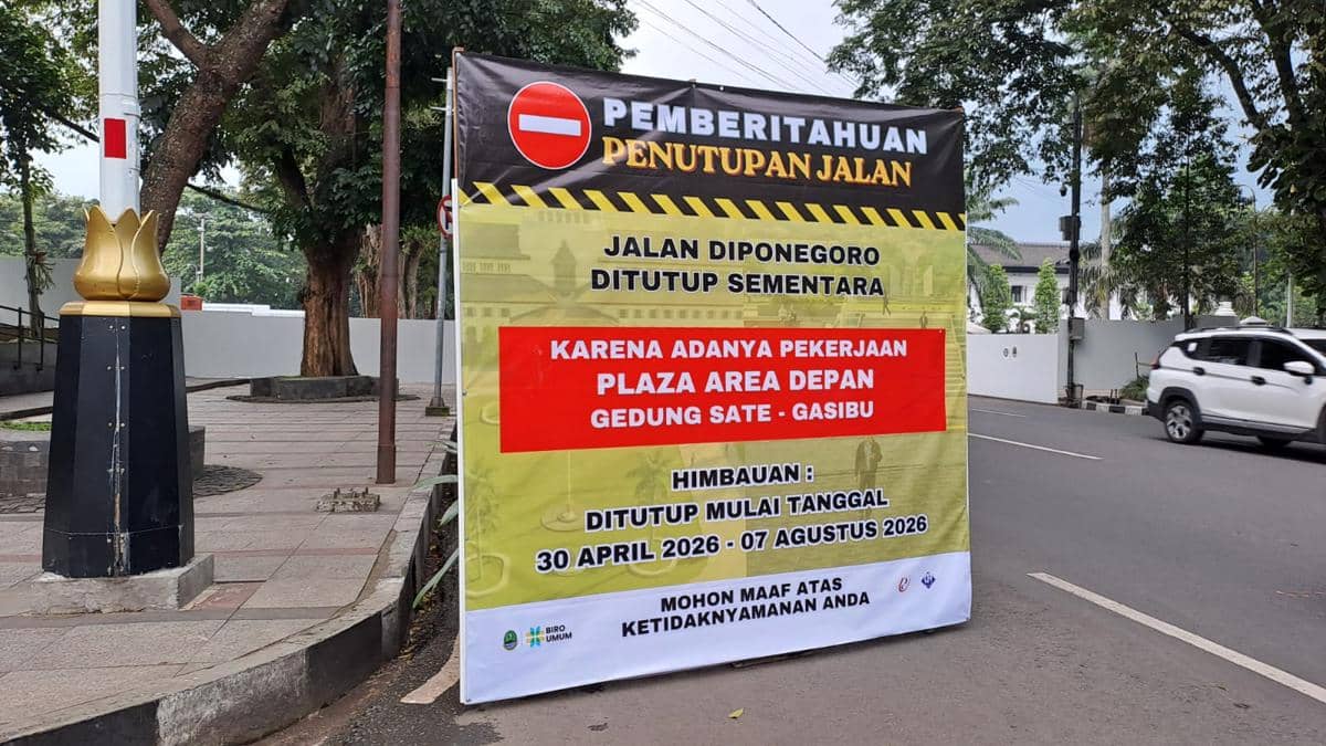 Spanduk pemberitahuan penutupan Jalan Diponegoro di Kota Bandung karena proyek pembangunan plaza depan Gedung Sate hingga Agustus 2026.