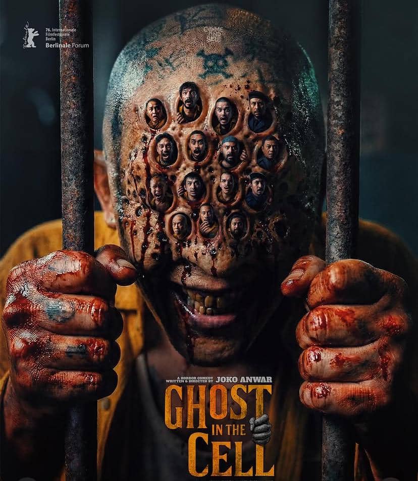 Poster film horor Ghost in the Cell menampilkan sosok menyeramkan dengan wajah penuh lubang berisi wajah-wajah kecil di balik jeruji besi.