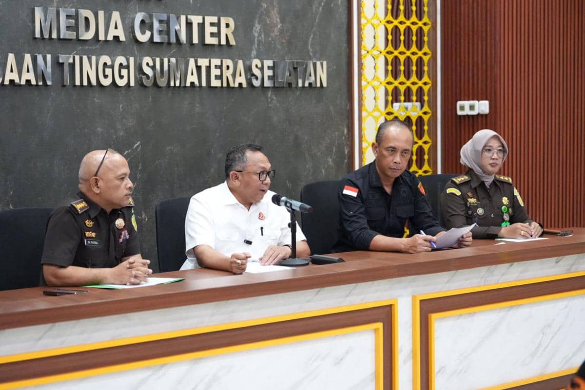 Empat pejabat Kejaksaan Tinggi Sumatera Selatan duduk di meja konferensi pers membahas kasus dugaan korupsi KUR Bank BUMD Sumsel.