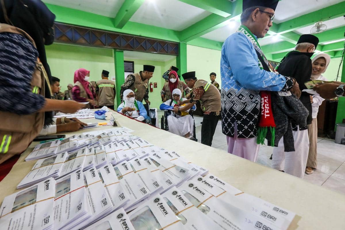 Pemberian uang saku jemaah haji di Embarkasi Solo. (Dok. BPKH)