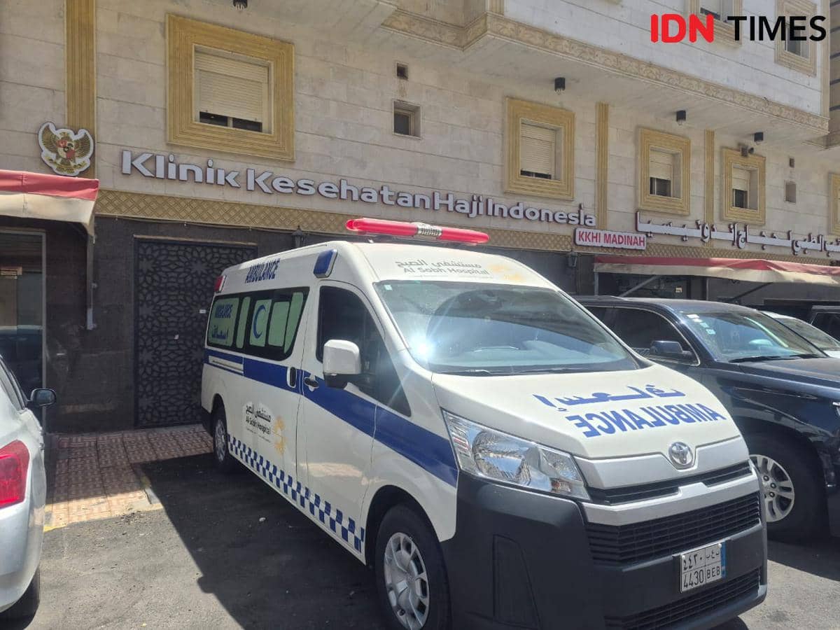 Mobil ambulans terparkir di depan gedung Klinik Kesehatan Haji Indonesia di Madinah dengan tulisan KKH Madinah di fasad bangunan.